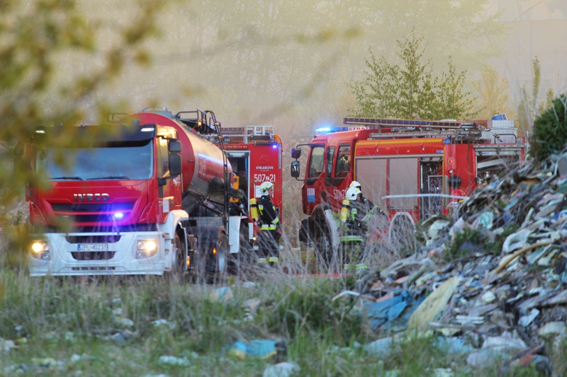Trwa akcja gaśnicza na wysypisku przy ul. Kamiennej [foto/wideo]