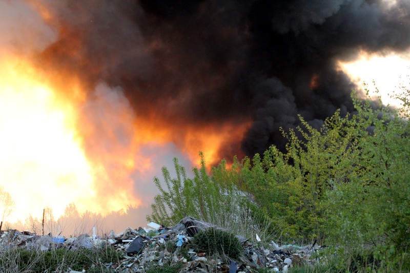 Trwa akcja gaśnicza na wysypisku przy ul. Kamiennej [foto/wideo]