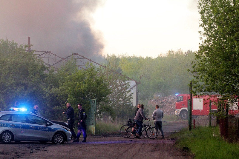 Trwa akcja gaśnicza na wysypisku przy ul. Kamiennej [foto/wideo]