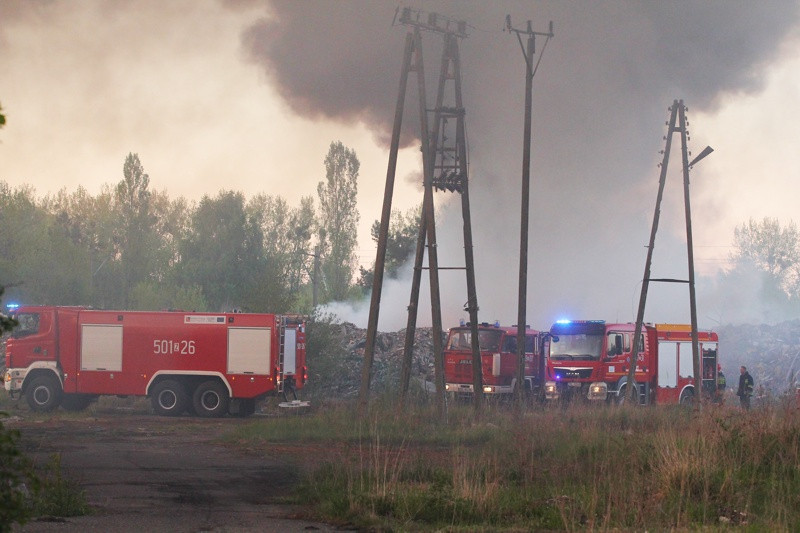 Trwa akcja gaśnicza na wysypisku przy ul. Kamiennej [foto/wideo]