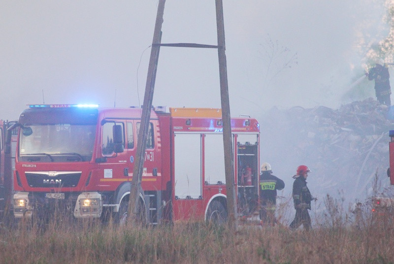 Trwa akcja gaśnicza na wysypisku przy ul. Kamiennej [foto/wideo]