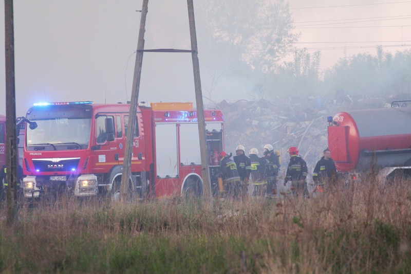 Trwa akcja gaśnicza na wysypisku przy ul. Kamiennej [foto/wideo]