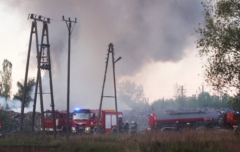 Trwa akcja gaśnicza na wysypisku przy ul. Kamiennej [foto/wideo]