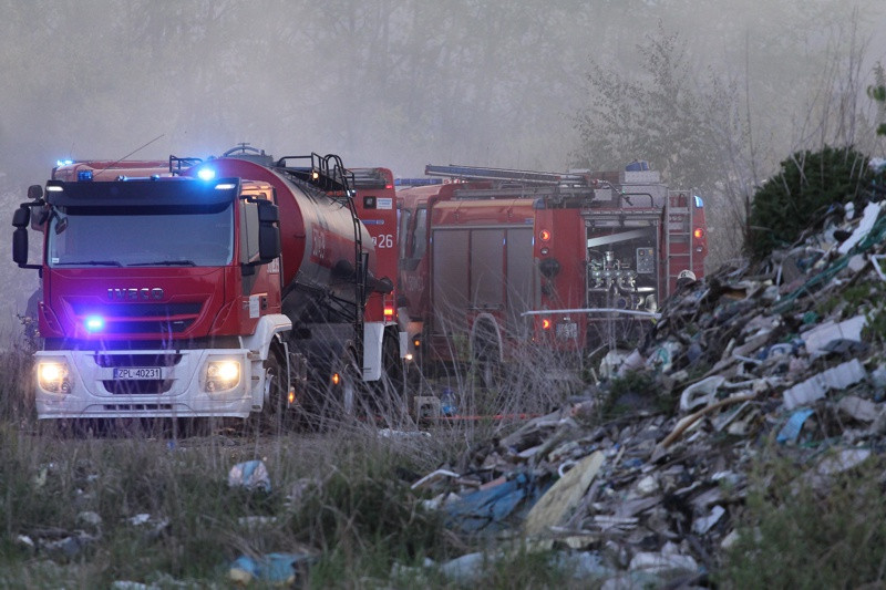 Trwa akcja gaśnicza na wysypisku przy ul. Kamiennej [foto/wideo]