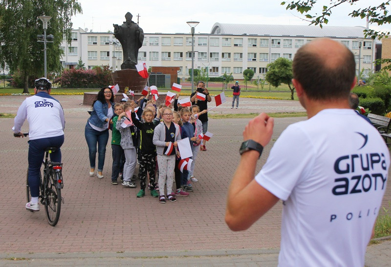 Sztafeta Niepodległości - 10 osób przebiegnie w sumie 1000 kilometrów [foto]