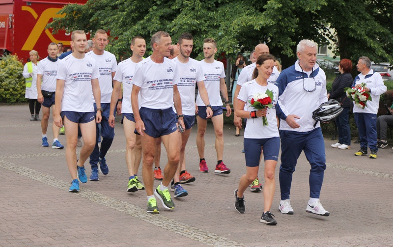 Sztafeta Niepodległości - 10 osób przebiegnie w sumie 1000 kilometrów [foto]