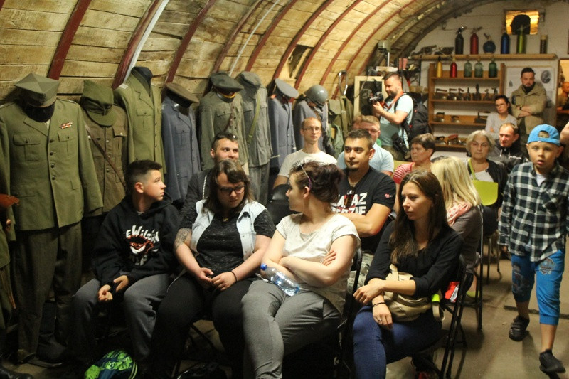 Wystawy, prelekcje i wycieczka z pochodniami po Starej Fabryce [foto]