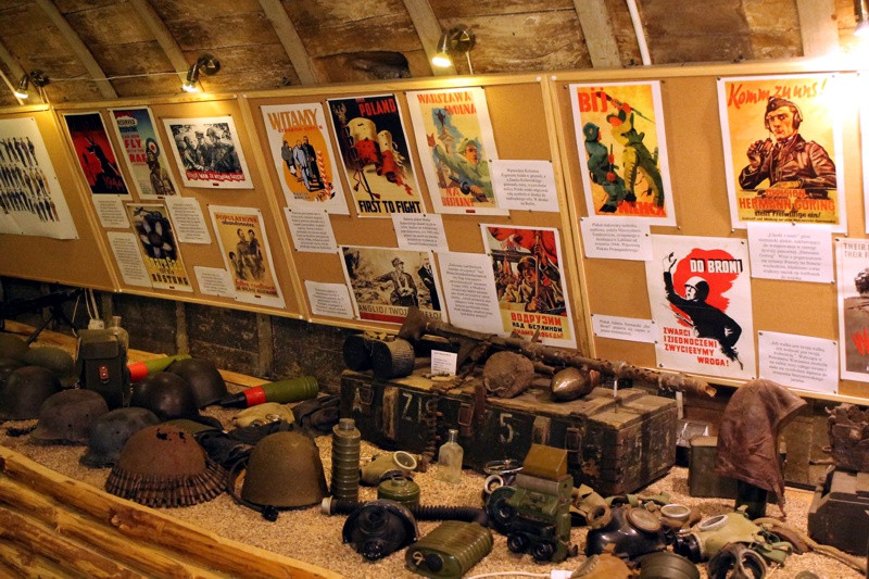 Wystawy, prelekcje i wycieczka z pochodniami po Starej Fabryce [foto]