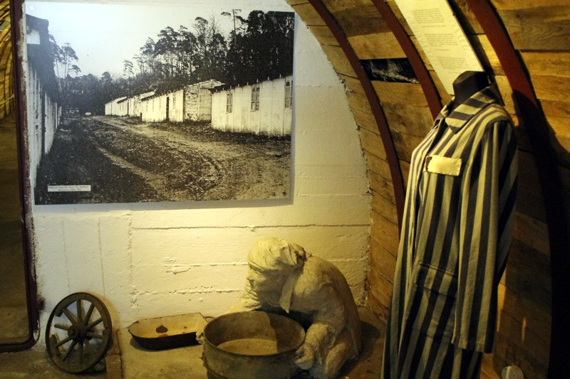 Wystawy, prelekcje i wycieczka z pochodniami po Starej Fabryce [foto]