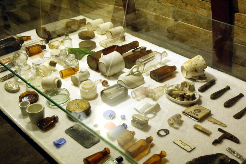 Wystawy, prelekcje i wycieczka z pochodniami po Starej Fabryce [foto]