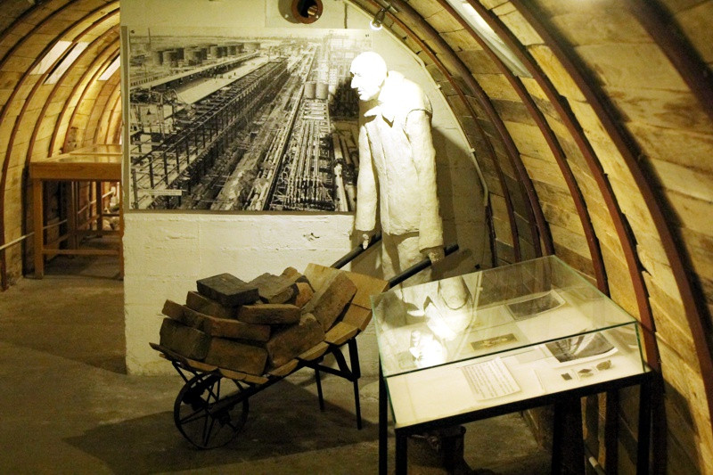 Wystawy, prelekcje i wycieczka z pochodniami po Starej Fabryce [foto]