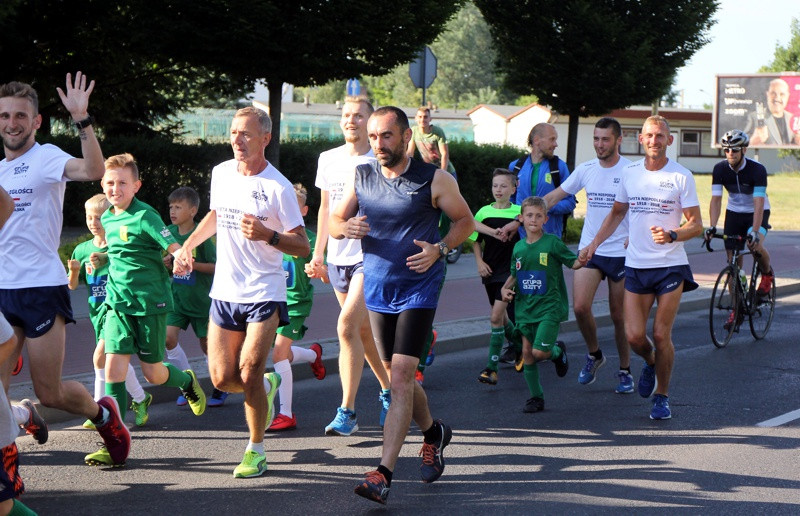 Sztafeta Niepodległości dobiegła do mety - 10x100 kilometrów zaliczone [foto]