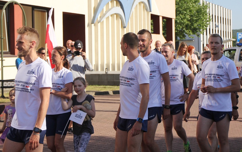 Sztafeta Niepodległości dobiegła do mety - 10x100 kilometrów zaliczone [foto]