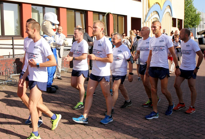 Sztafeta Niepodległości dobiegła do mety - 10x100 kilometrów zaliczone [foto]