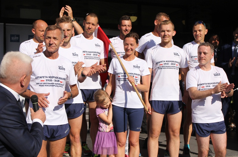 Sztafeta Niepodległości dobiegła do mety - 10x100 kilometrów zaliczone [foto]