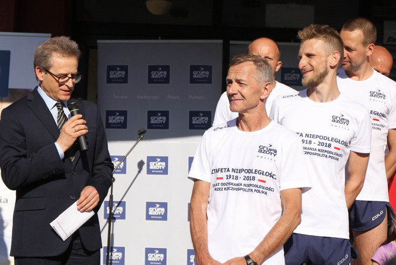 Sztafeta Niepodległości dobiegła do mety - 10x100 kilometrów zaliczone [foto]