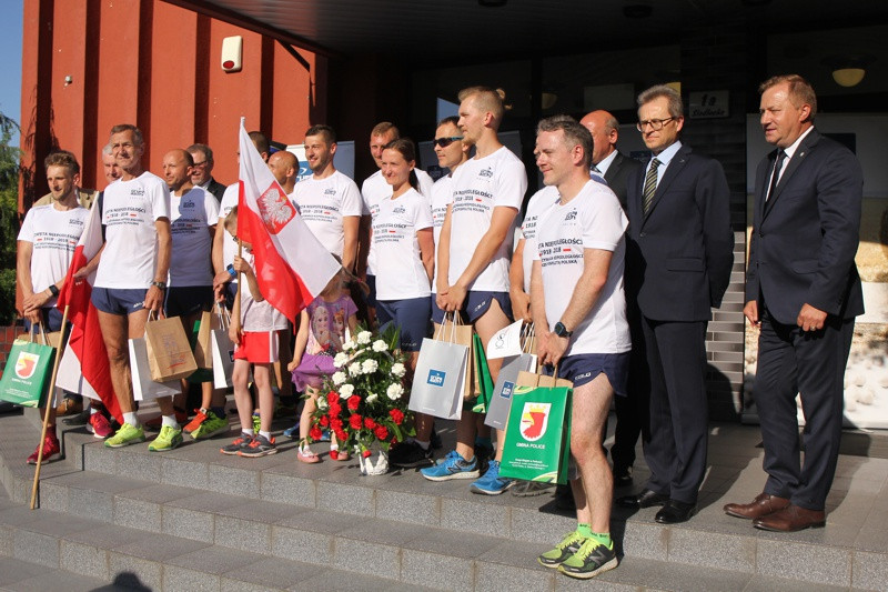 Sztafeta Niepodległości dobiegła do mety - 10x100 kilometrów zaliczone [foto]