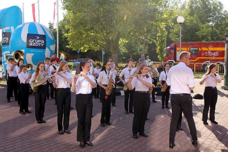 Sztafeta Niepodległości dobiegła do mety - 10x100 kilometrów zaliczone [foto]