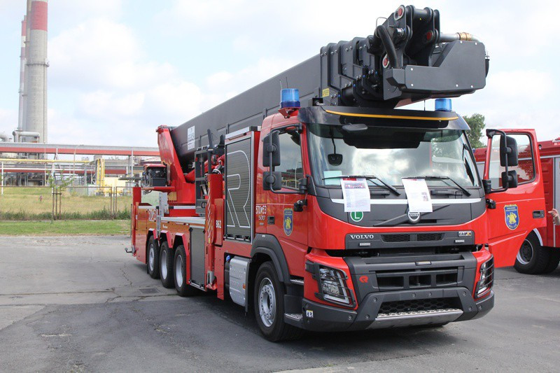Strażacy z Grupy Azoty w Policach otrzymali sztandar i nowy samochód [foto]