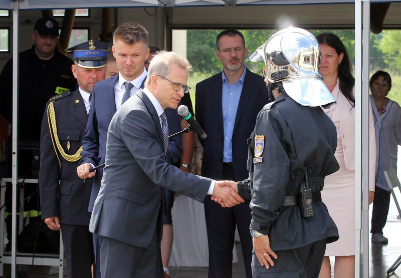 Strażacy z Grupy Azoty w Policach otrzymali sztandar i nowy samochód [foto]