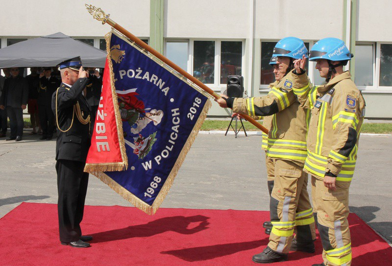 Strażacy z Grupy Azoty w Policach otrzymali sztandar i nowy samochód [foto]