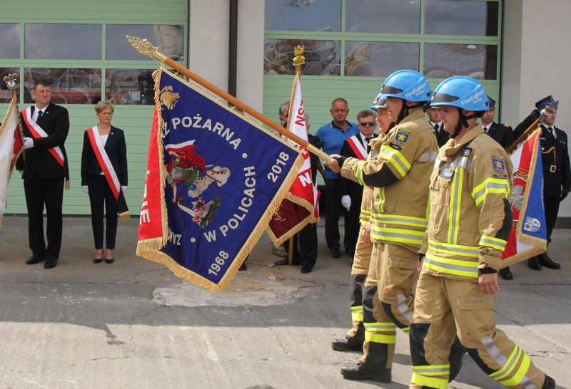 Strażacy z Grupy Azoty w Policach otrzymali sztandar i nowy samochód [foto]