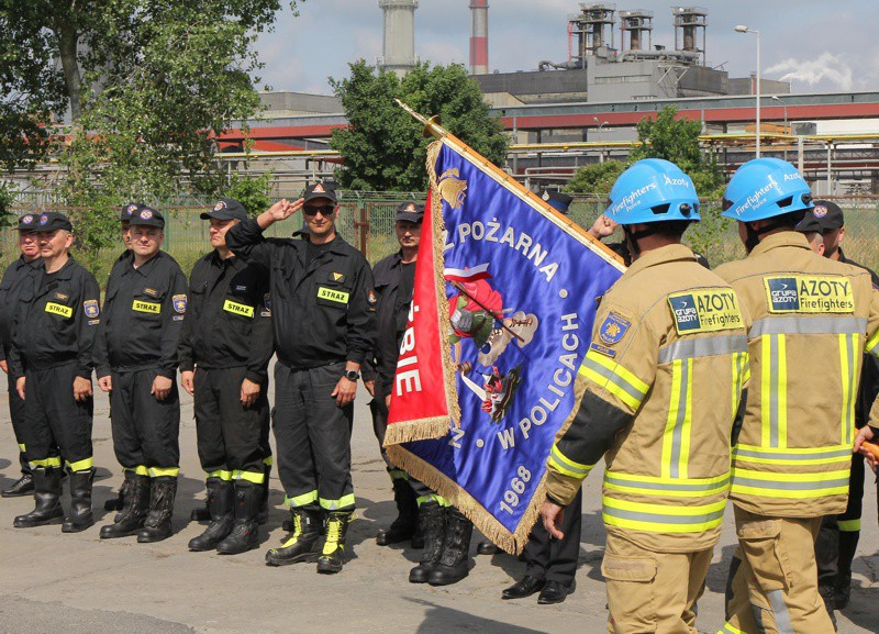 Strażacy z Grupy Azoty w Policach otrzymali sztandar i nowy samochód [foto]