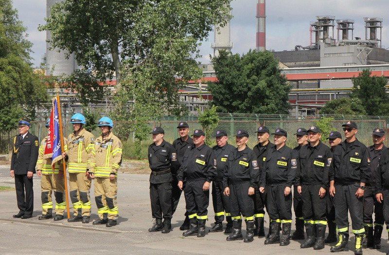 Strażacy z Grupy Azoty w Policach otrzymali sztandar i nowy samochód [foto]