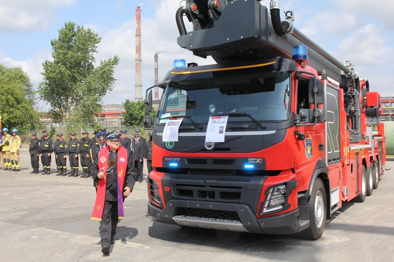 Strażacy z Grupy Azoty w Policach otrzymali sztandar i nowy samochód [foto]