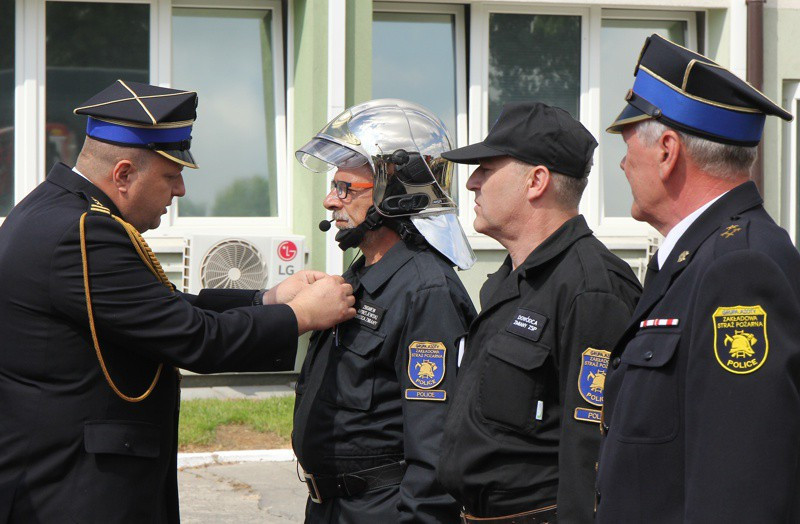 Strażacy z Grupy Azoty w Policach otrzymali sztandar i nowy samochód [foto]