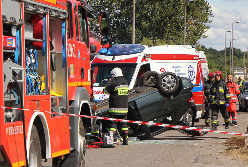 Dachowanie na ulicy Dworcowej w Trzebieży [foto/wideo]