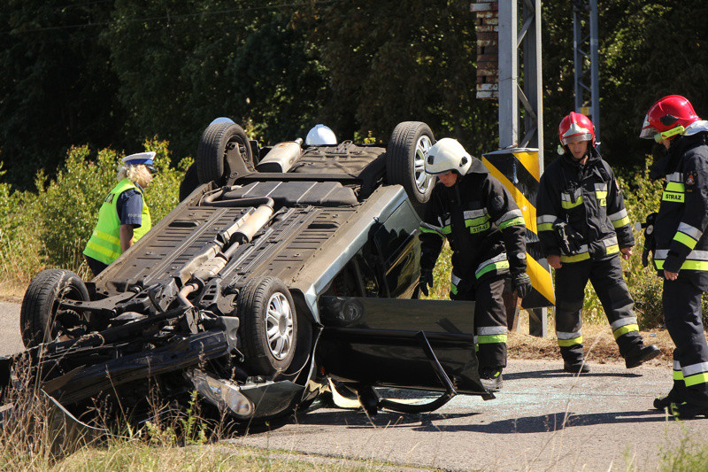 Dachowanie na ulicy Dworcowej w Trzebieży [foto/wideo]