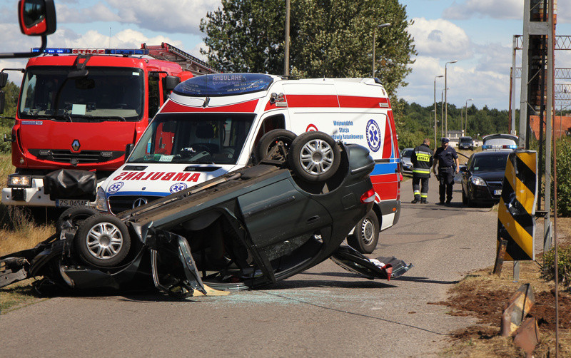 Dachowanie na ulicy Dworcowej w Trzebieży [foto/wideo]