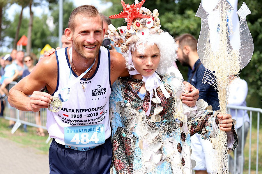 III BIEG NEPTUNA. 650 zawodników na starcie biegu w Trzebieży [foto]