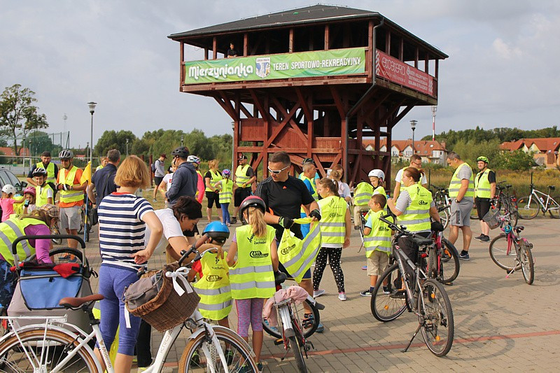 Rodzinny rajd rowerowy w Mierzynie [zdjęcia]
