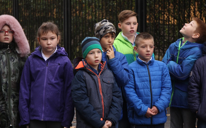 Sentencje uczniów na ławkach w Policach i Trzebieży [foto]