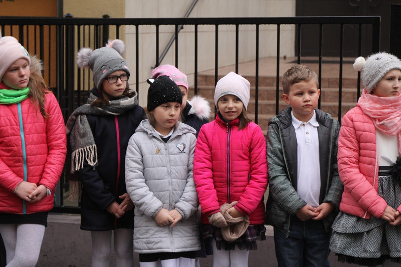 Sentencje uczniów na ławkach w Policach i Trzebieży [foto]