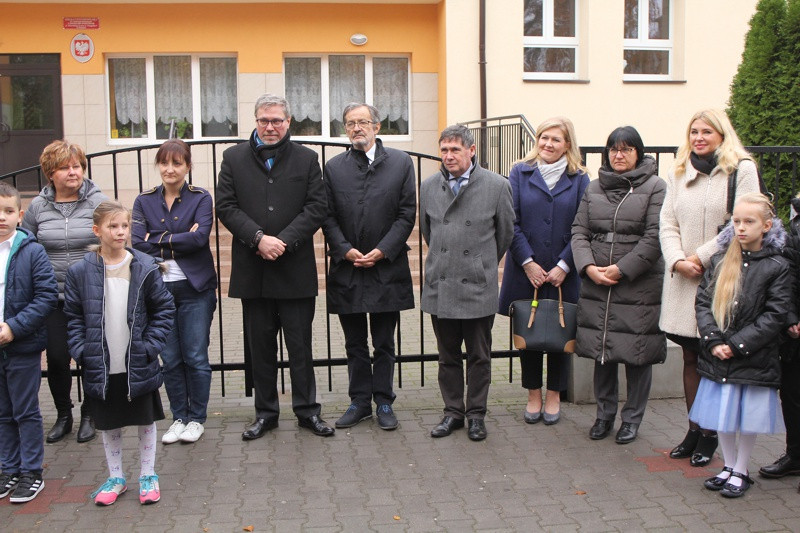 Sentencje uczniów na ławkach w Policach i Trzebieży [foto]