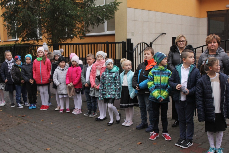 Sentencje uczniów na ławkach w Policach i Trzebieży [foto]