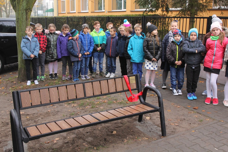 Sentencje uczniów na ławkach w Policach i Trzebieży [foto]