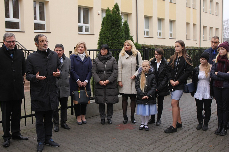 Sentencje uczniów na ławkach w Policach i Trzebieży [foto]