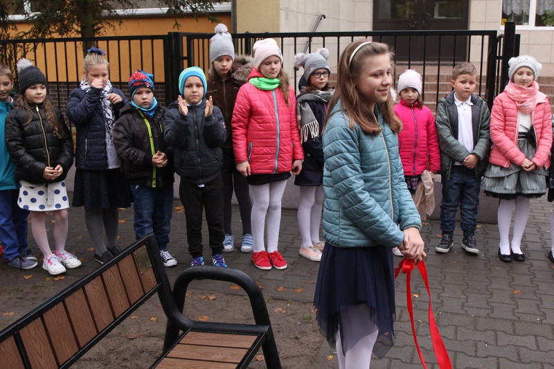 Sentencje uczniów na ławkach w Policach i Trzebieży [foto]