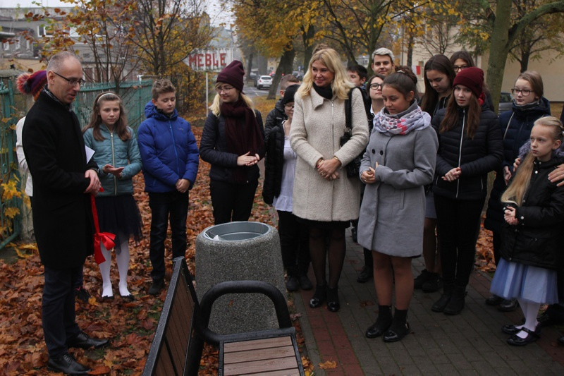Sentencje uczniów na ławkach w Policach i Trzebieży [foto]