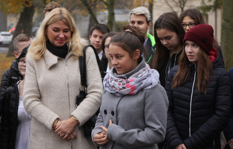 Sentencje uczniów na ławkach w Policach i Trzebieży [foto]