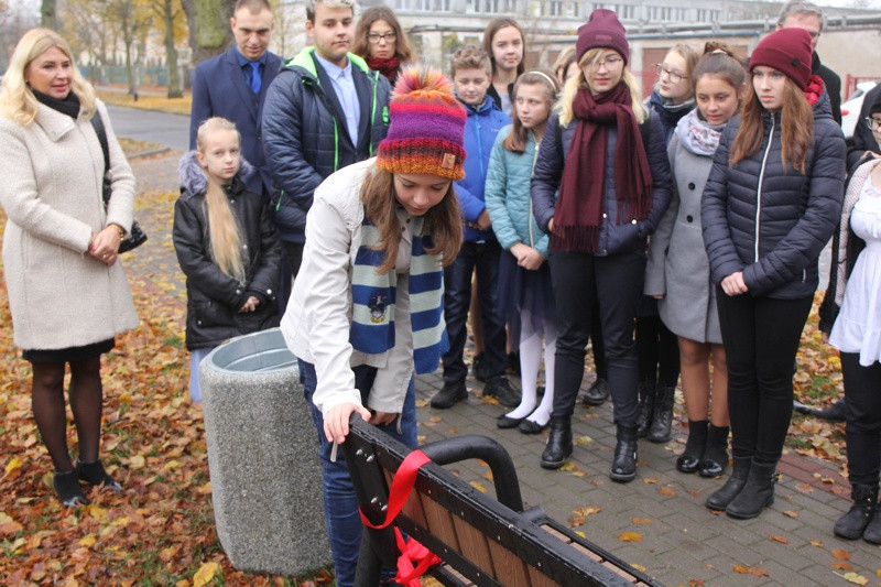 Sentencje uczniów na ławkach w Policach i Trzebieży [foto]