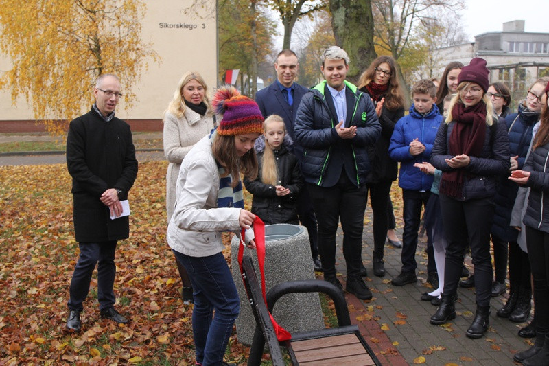 Sentencje uczniów na ławkach w Policach i Trzebieży [foto]
