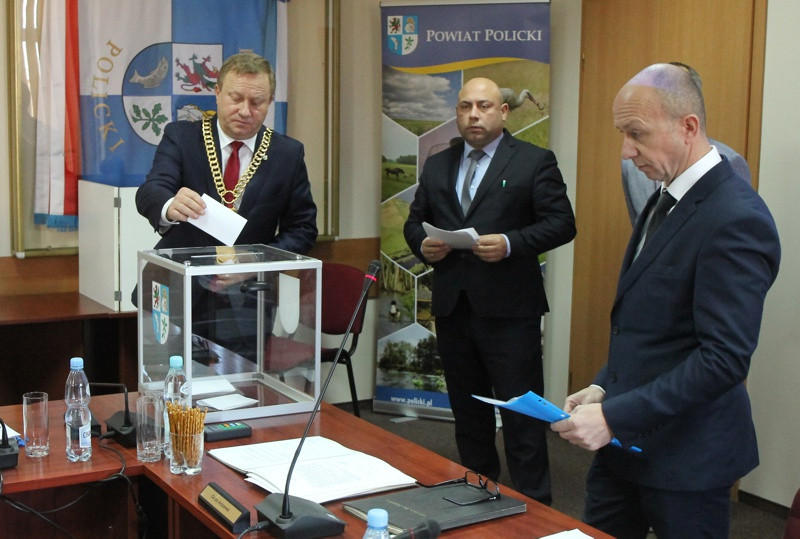 II Sesja Rady Powiatu - radni wybrali starostę, wicestarostę, członka zarządu i wiceprzewodniczących [foto]