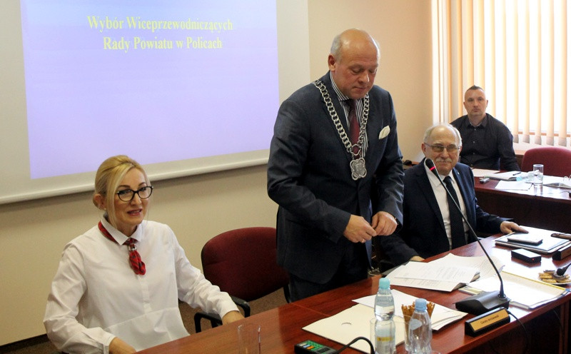 II Sesja Rady Powiatu - radni wybrali starostę, wicestarostę, członka zarządu i wiceprzewodniczących [foto]