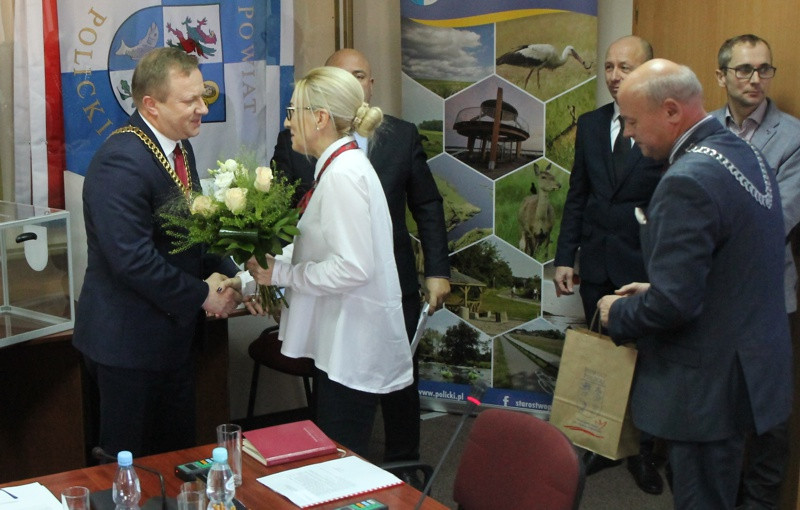 II Sesja Rady Powiatu - radni wybrali starostę, wicestarostę, członka zarządu i wiceprzewodniczących [foto]