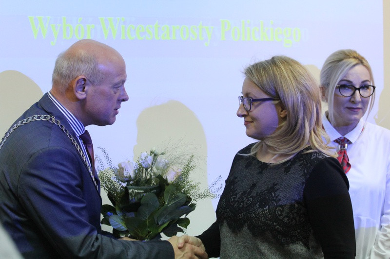 II Sesja Rady Powiatu - radni wybrali starostę, wicestarostę, członka zarządu i wiceprzewodniczących [foto]